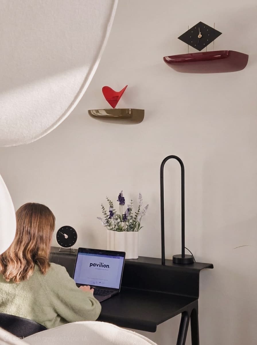 Persona trabajando en diseño de interiores frente a un monitor