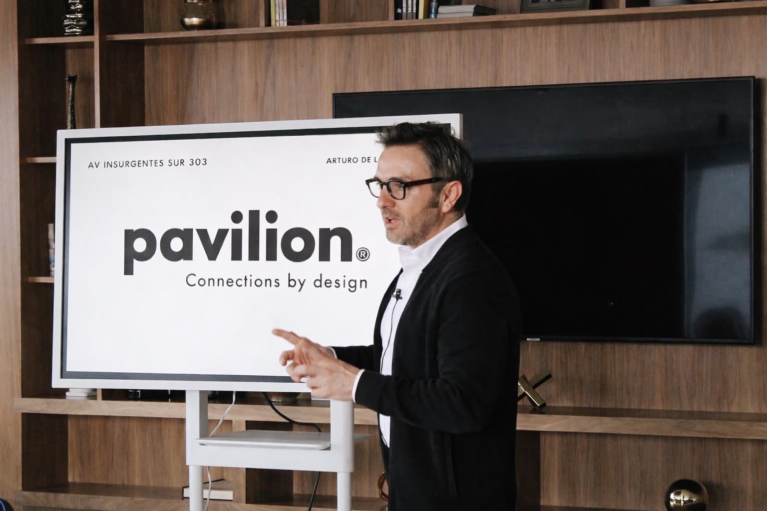 Presentación de proyecto Pavilion en sala de reuniones